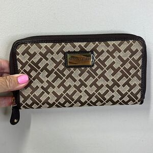 Tommy Hilfiger Zip Accordion Wallet NWOT